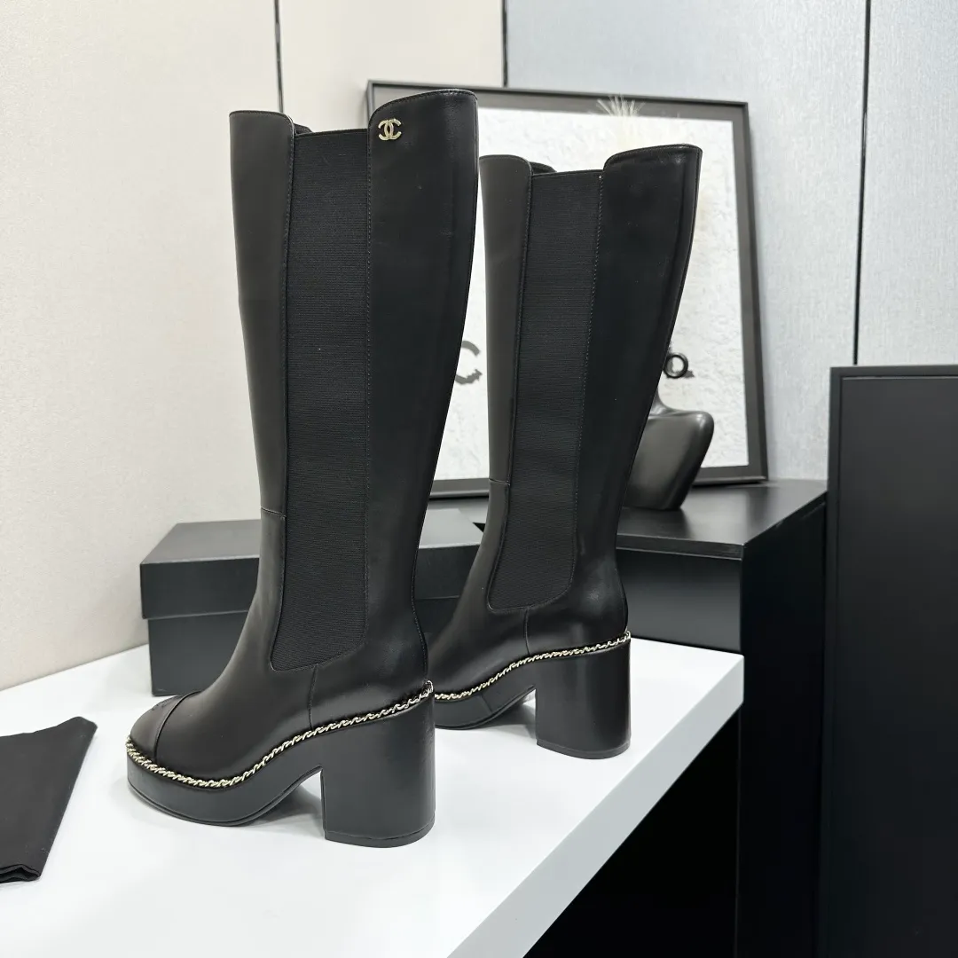 👟👟Ex-factory price 960👟👟 CHANEL Xiaoxiang 2024 autumn and winter sheepskin boots high boots knight boots The version is also the basic version of the Martin boots, neat and handsome. The upper is made of cowhide, super soft against the skin, wide and full, handsome and comfortable. The lining is soft water-dyed cowhide. The sole is original rubber outsole. Exclusive top quality 35-39. 40 customized